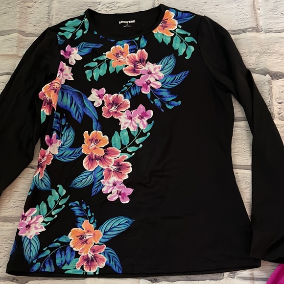 Never worn Lands End l/s rash guard and swim bottoms. Size 8 - Picture 2 of 6